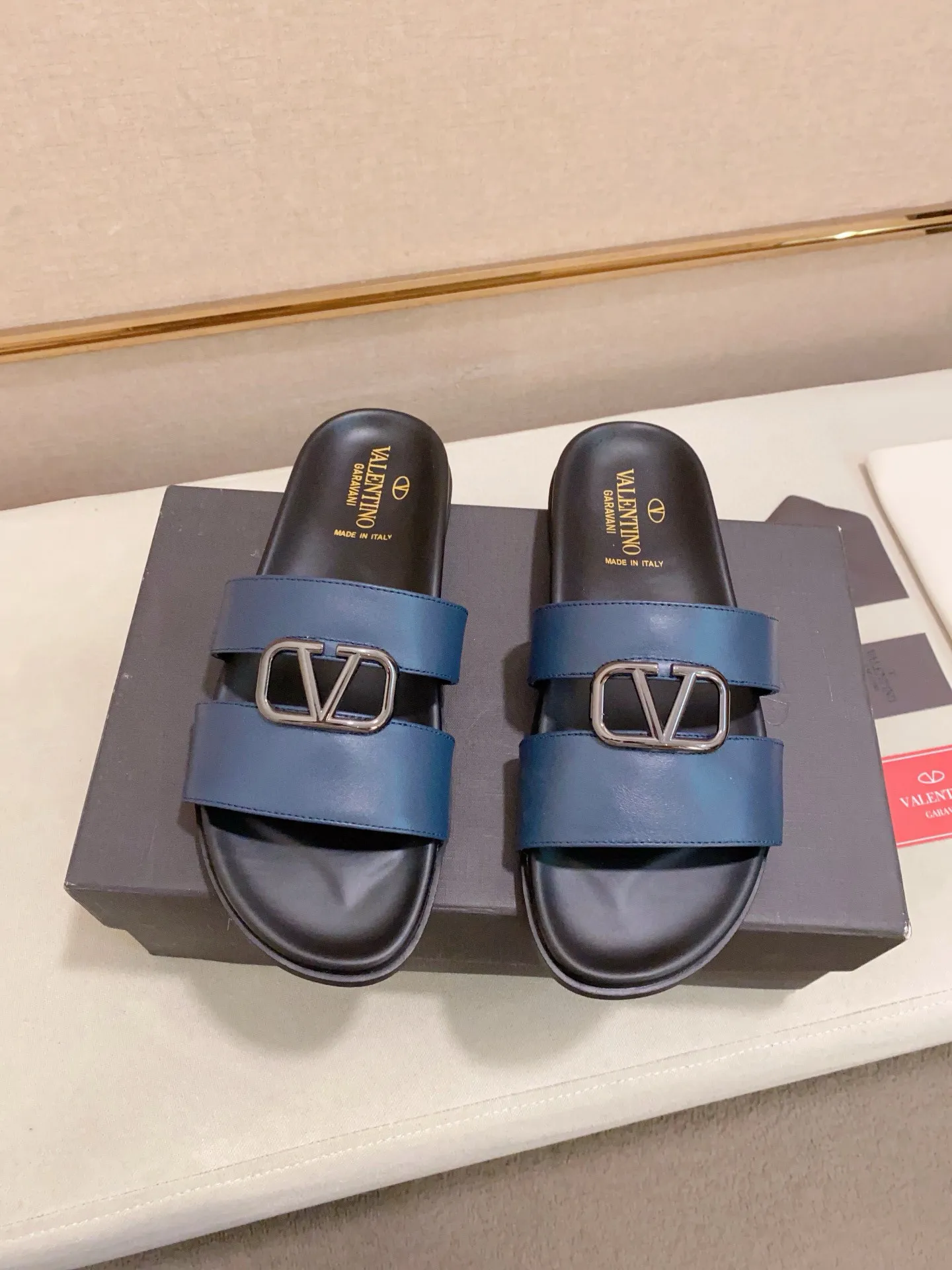 Men's shoes💰: 440💰[Valentino] New men's boutique slippers, counter quality, classic plaid, the actual workmanship is quite complex🔰The uppers are made of imported fabrics➕🐑Sheepskin lining, which tests the craftsman's craftsmanship➕original PU outsole. Size: 38-44 (45 can be customized, non-refundable)